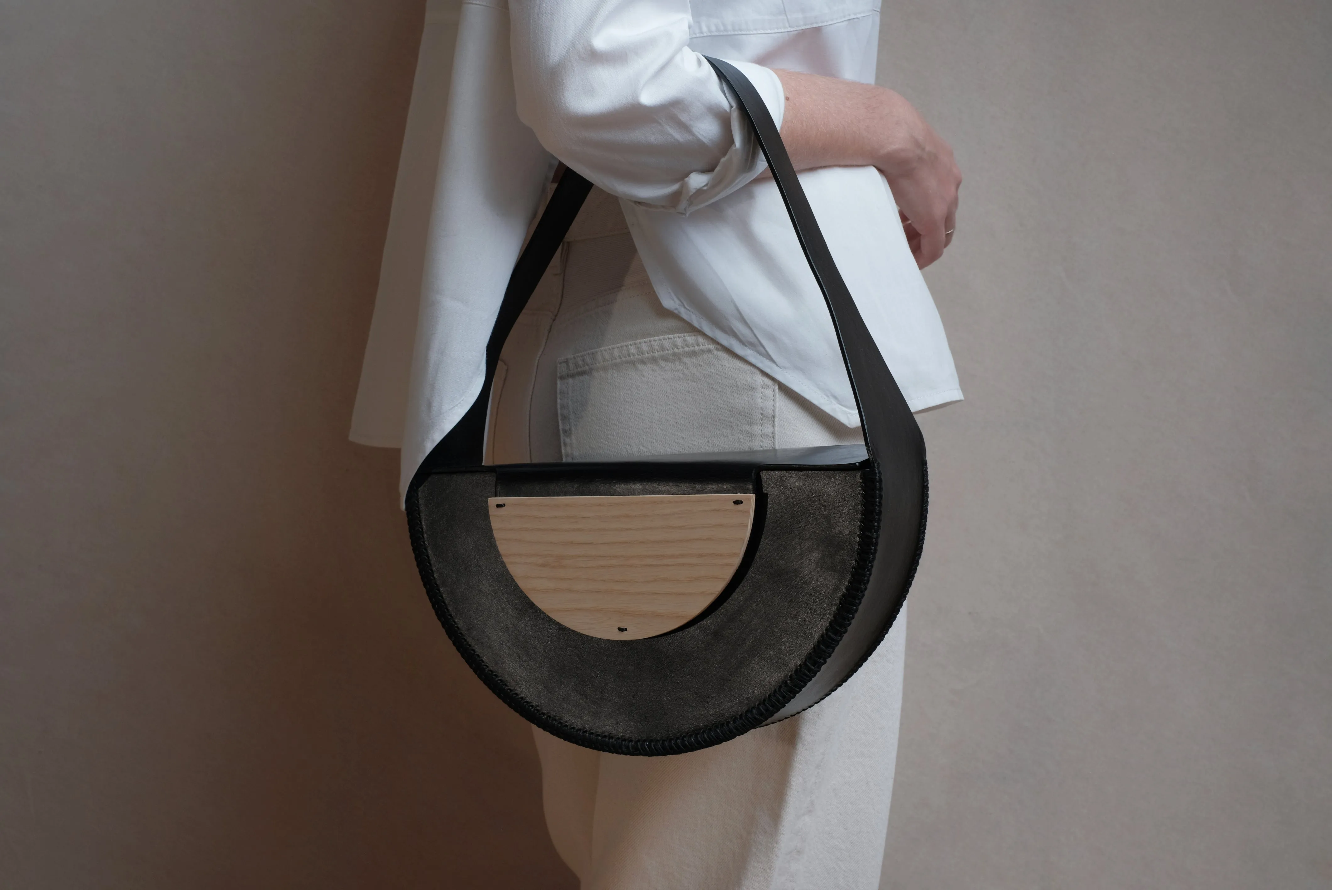 Bolso Hejduk semicircular negro