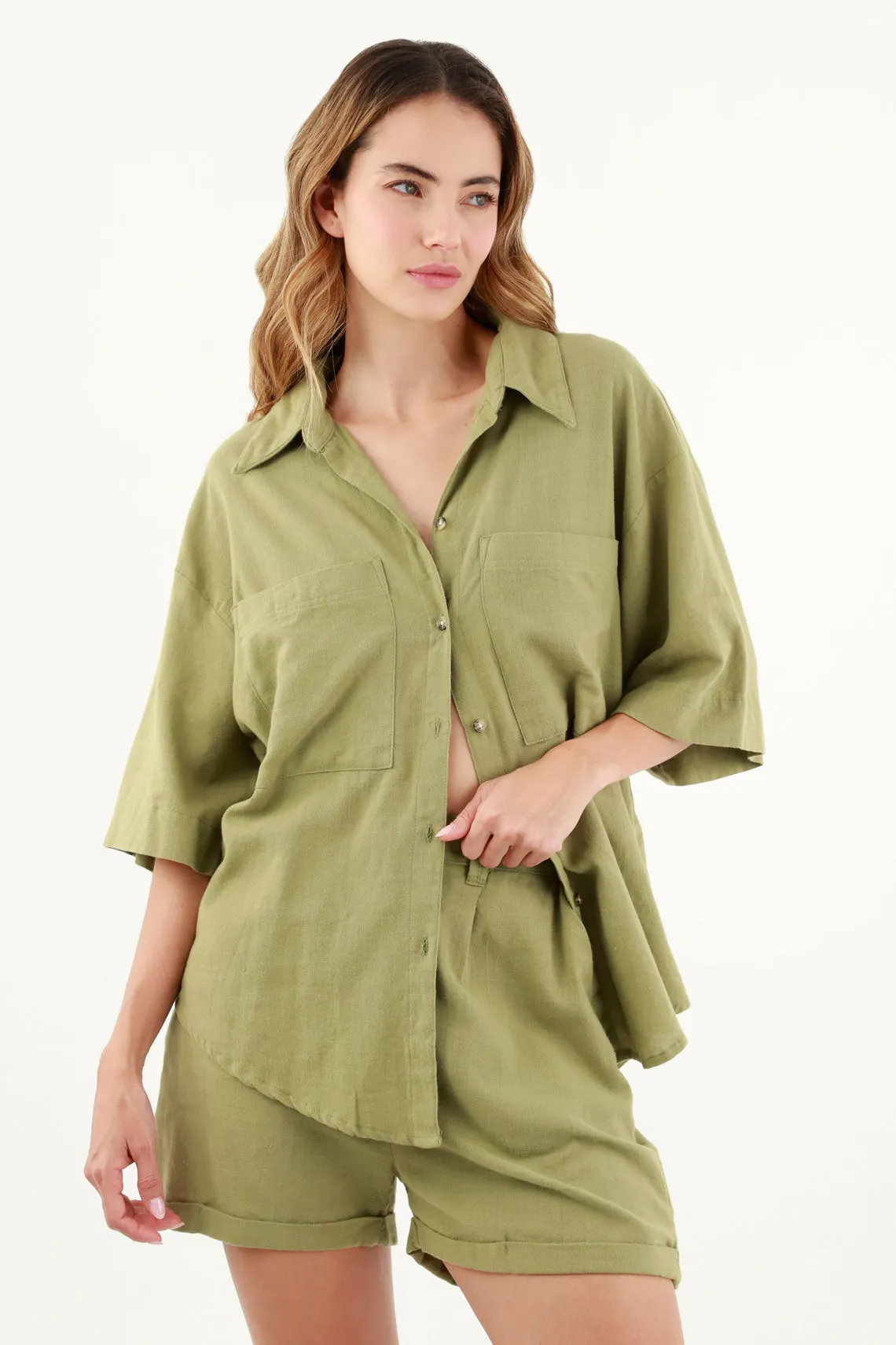 Camisa con bolsillos de parche verde para mujer