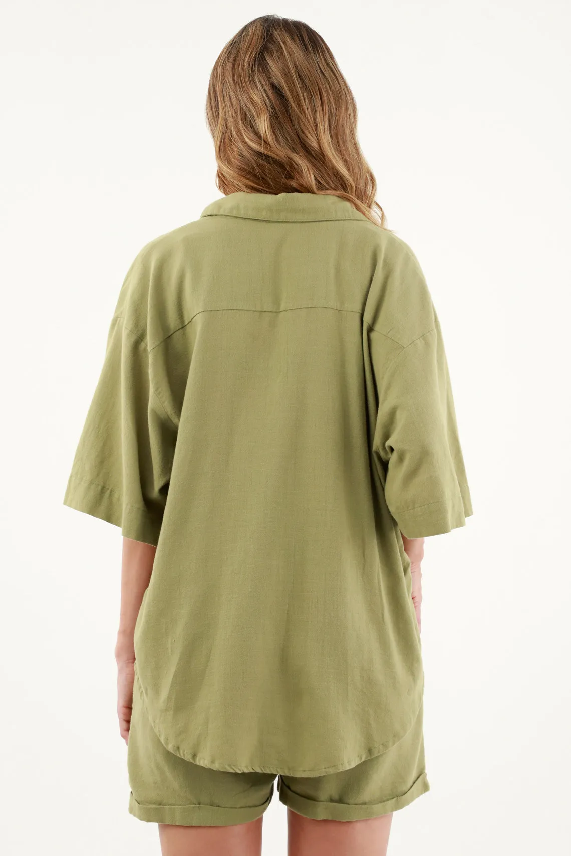 Camisa con bolsillos de parche verde para mujer