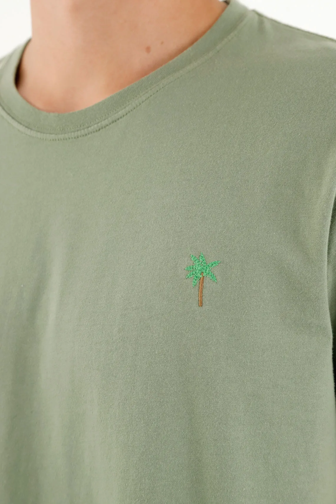 Camiseta verde con mini bordado para hombre