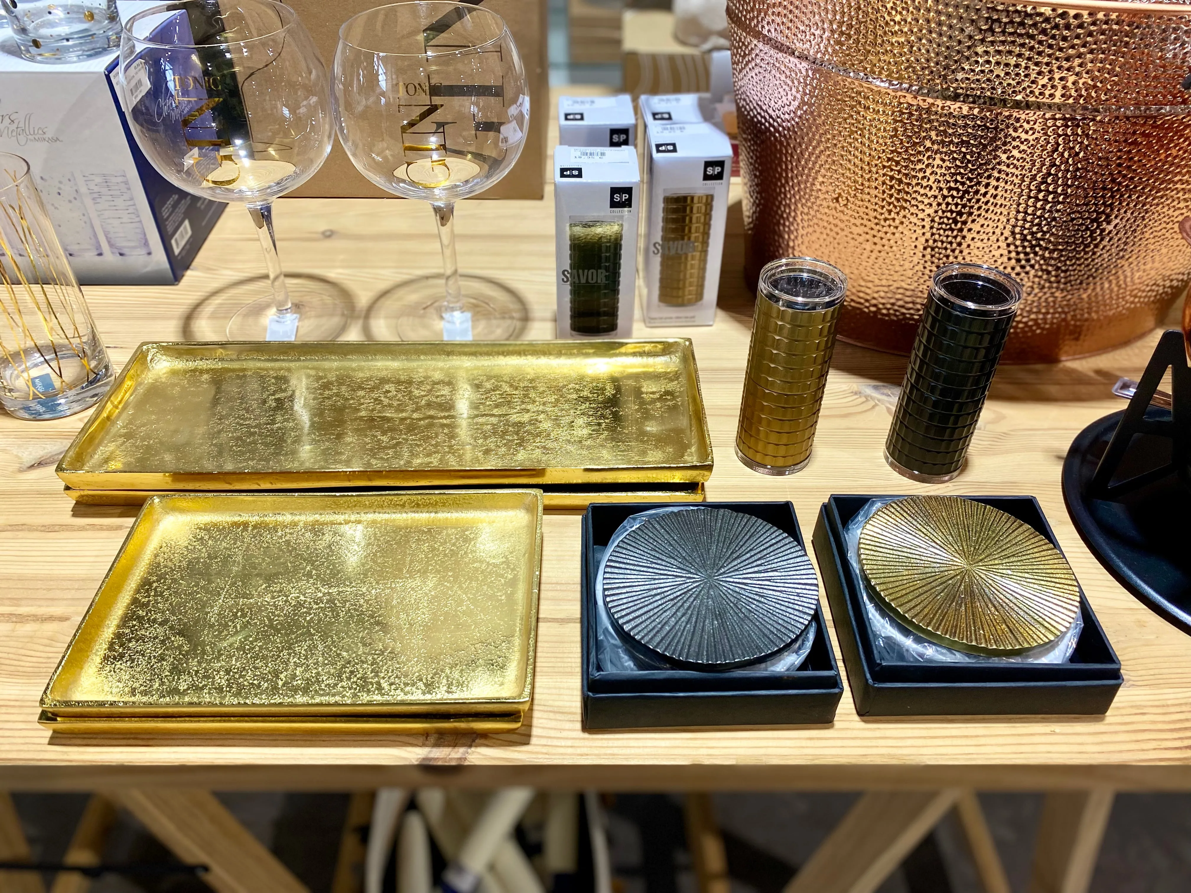 Posavasos en metal, negro o dorado.